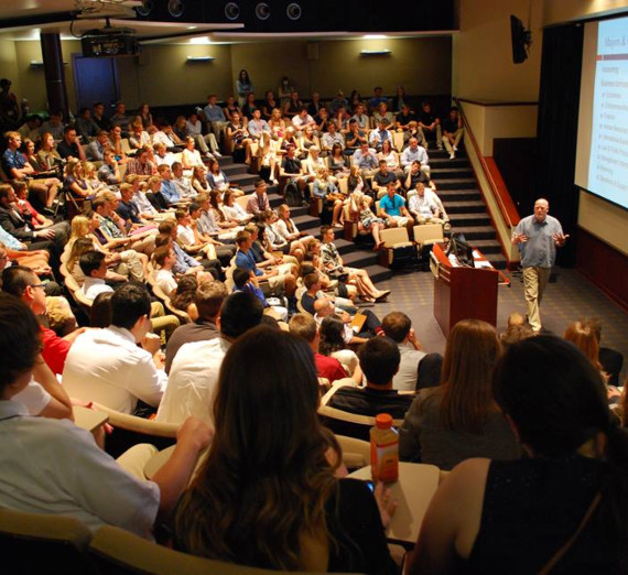 Mujer con una camiseta con una estrella se apoya en una barandilla