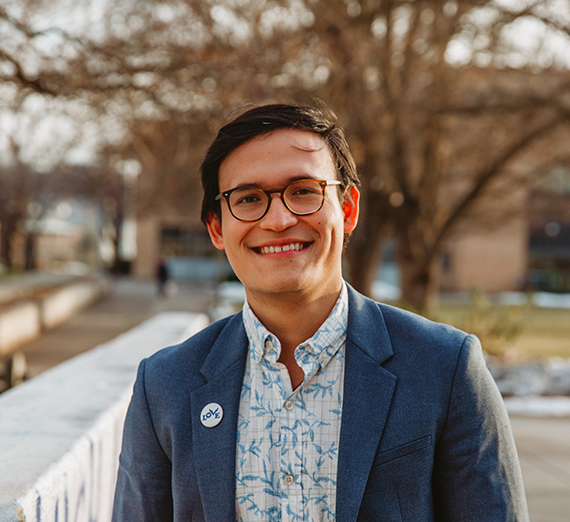 Una mujer se apoya en una barandilla
