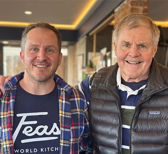 Comida en platos servida para jóvenes